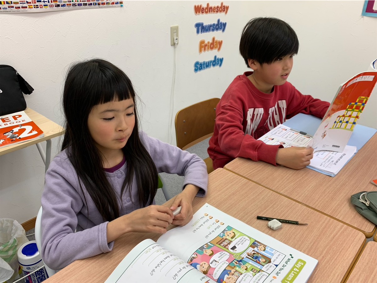机でテキストを開いて学習する子どもたち