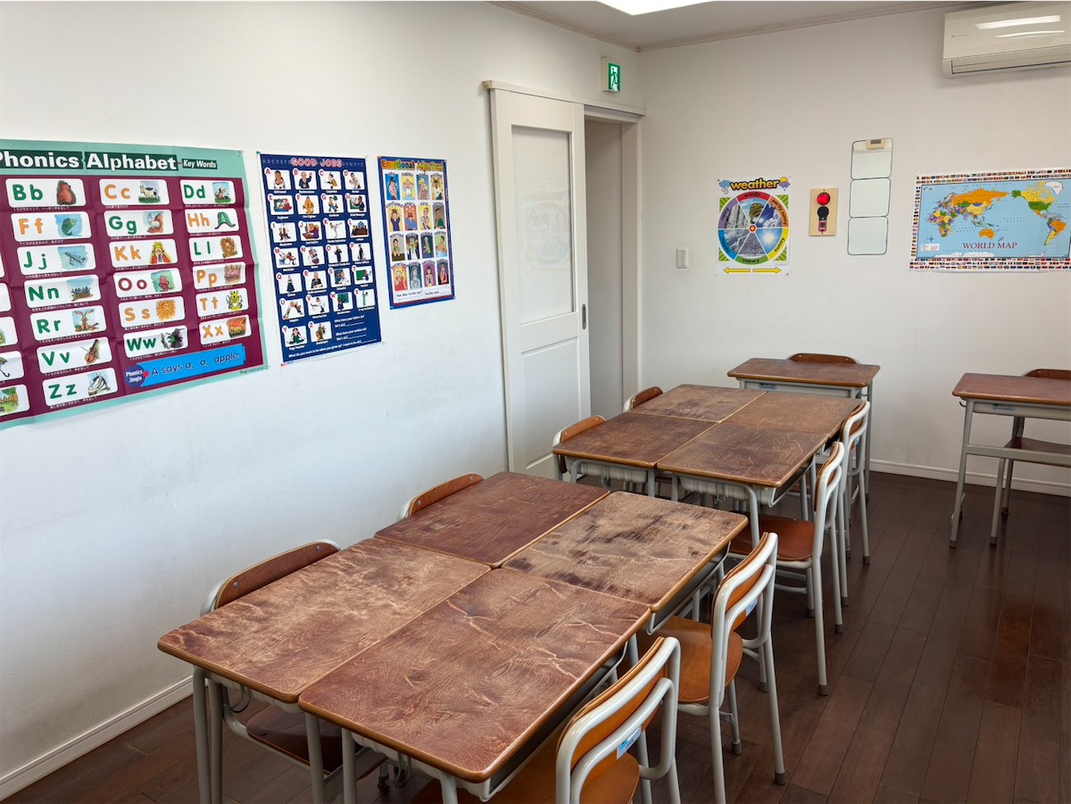 北山校の教室。壁にフォニックスや英語のポスター