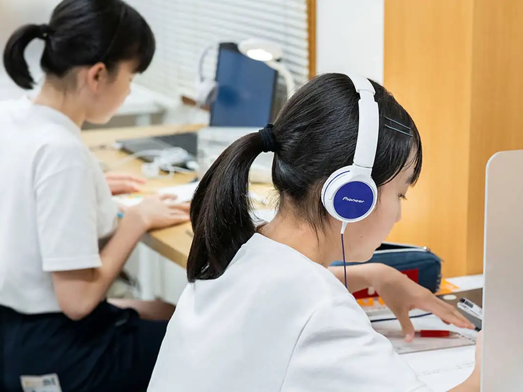 机に向かって自習する生徒たち