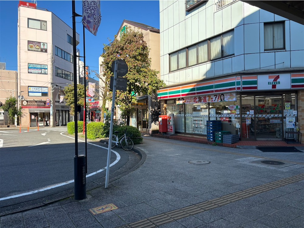 谷保駅バスターミナル、セブンを右手に進む