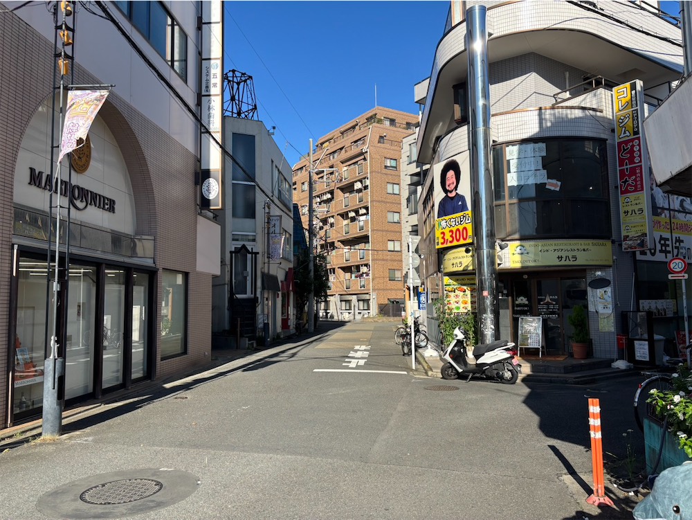 1階インドカレー屋、2階アフロジムの建物を右手に進む
