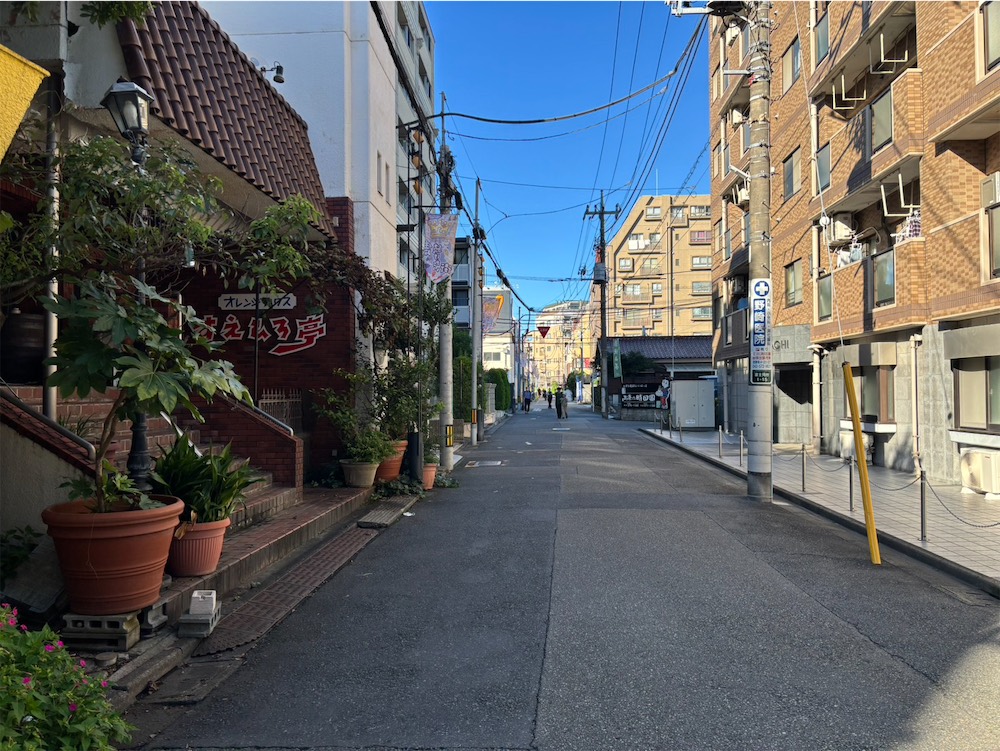 「オレンジハウスすえひろ亭」を左手に進む