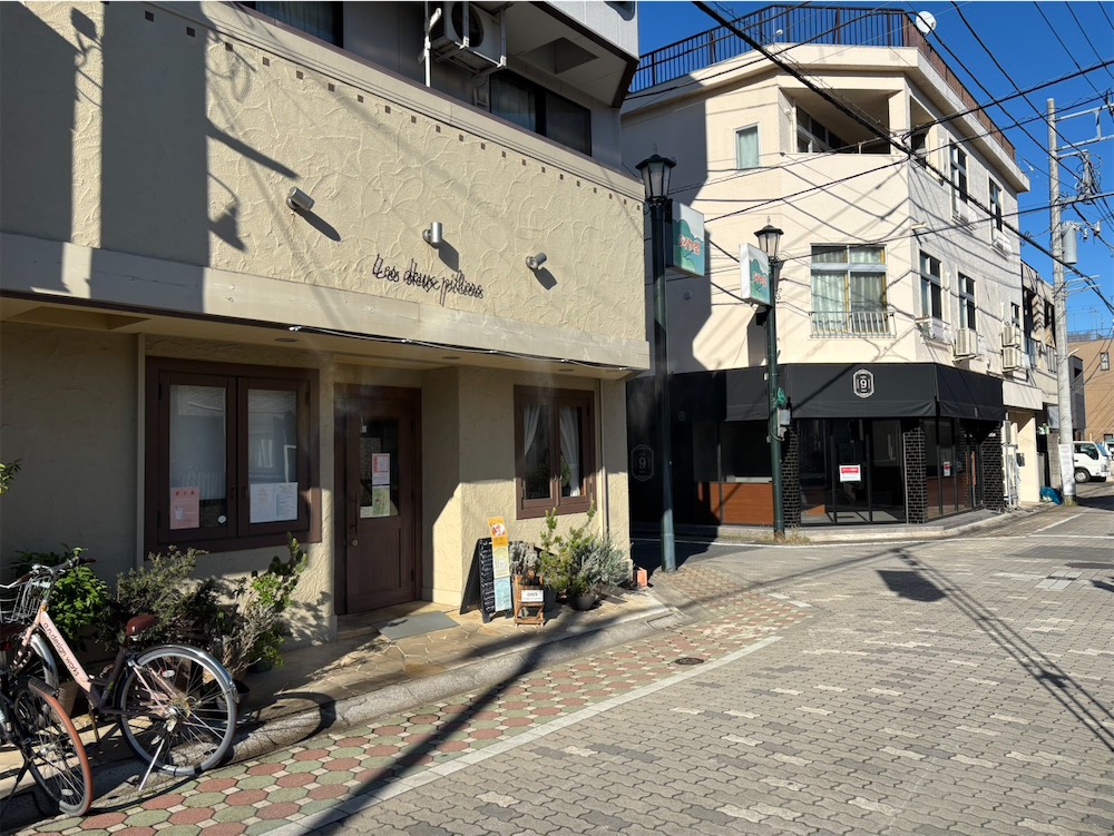 白い壁のケーキ屋を左に曲がると、つきあたりに団地が見える