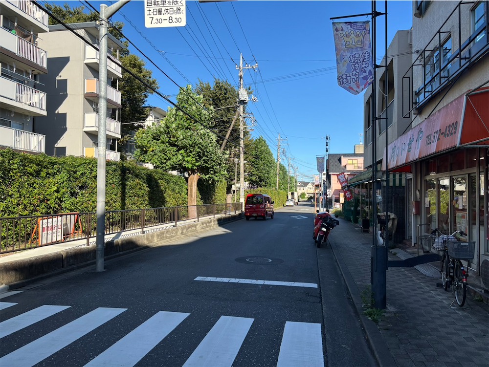 団地を左手に進む