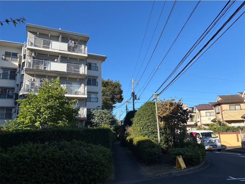 また団地を左手に進む