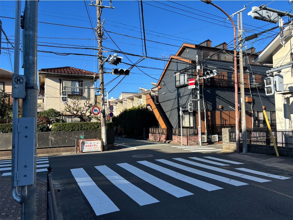 横断歩道を右手に渡る