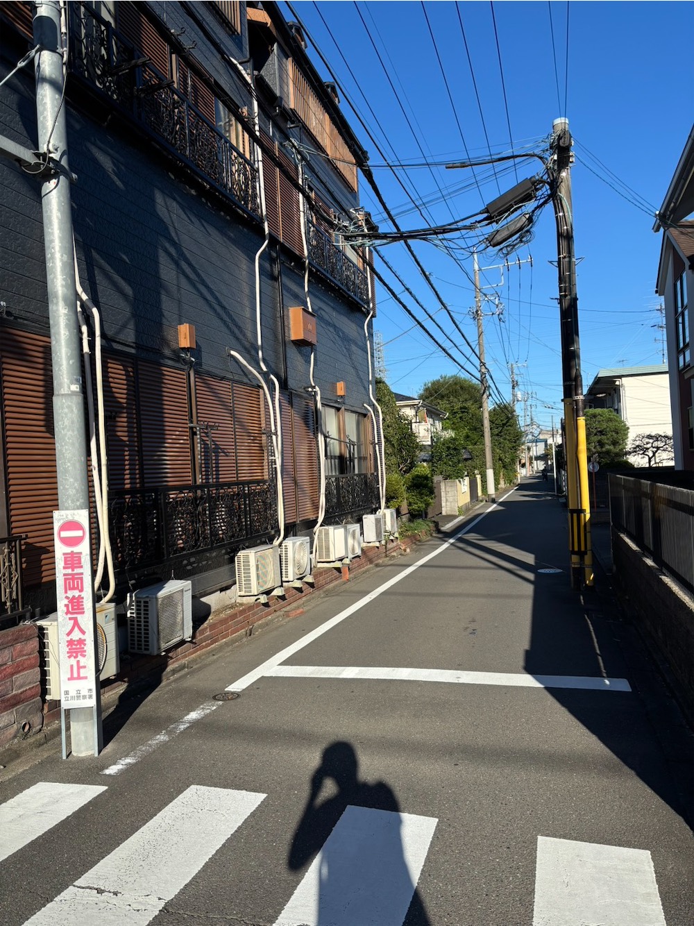 細い道をまっすぐ