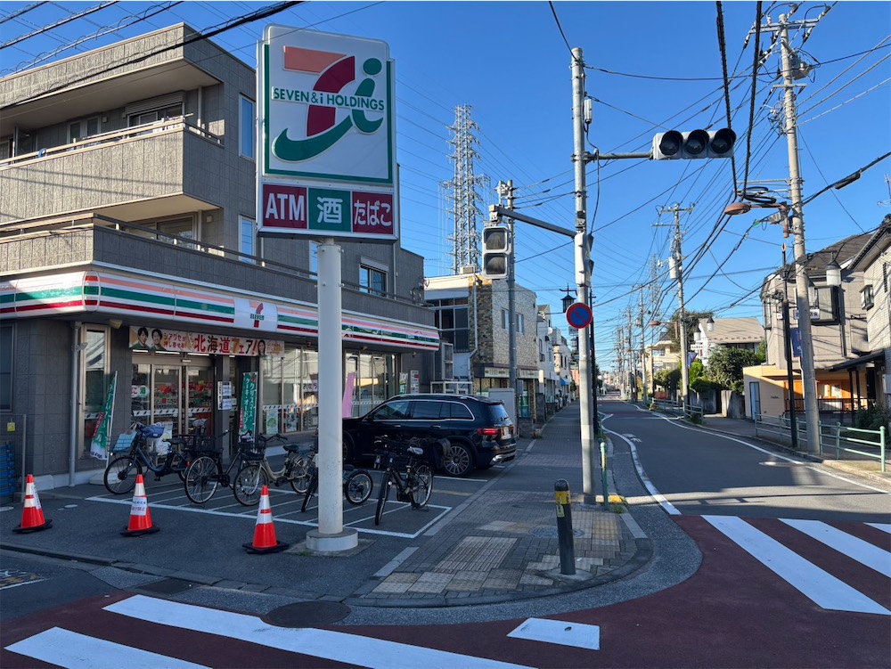 角のセブンイレブンを通り過ぎて進む